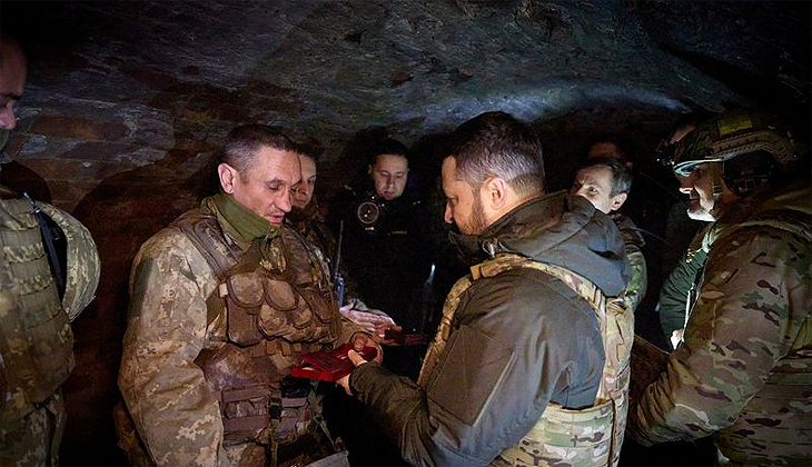 Zelenskiy, cephedeki askerleri ziyaret etti