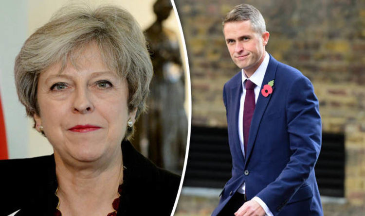 Theresa May, bilgi sizdiran savunma bakanini görevden aldi