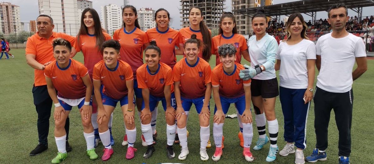 Batman Belediyespor kadin futbol takimina Kürtçe konustuklari için saldirdilar!
