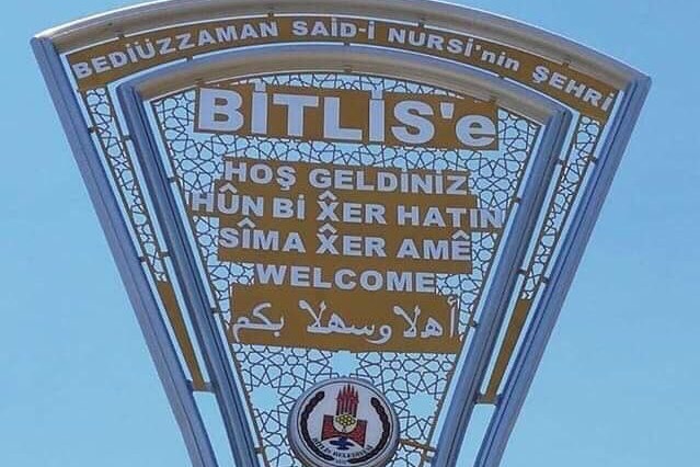 Kürtçe tabelada alfabede olmayan sapkali X kullanildi