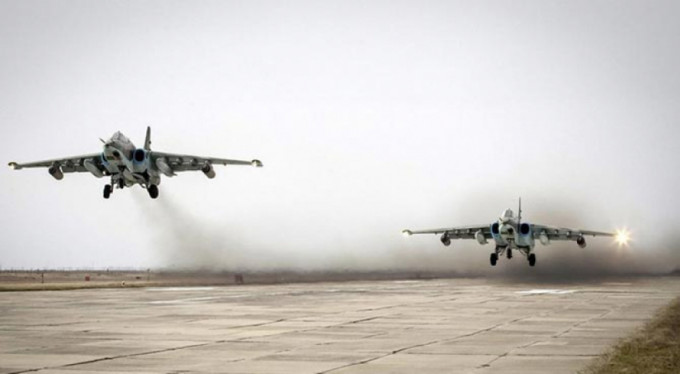 Esad ve Rusya uçaklari, Idlib’te muhalifleri hedef aldi