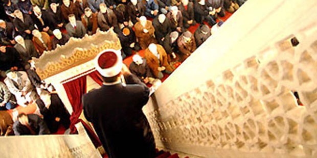 Imam hutbe nedeniyle tartistigi kisiyi biçakladi