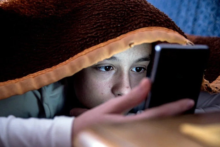 Bandora Pêlên Elektromagnetîk û Roniya Sîn li ser tenduristiya zarokan