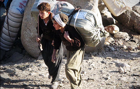 بەپەلە ... کۆڵبەرێکی باشووری کوردستان لە لایەن هێزەکانی ئێرانەوە درایە بەر دەستڕێژی گوللە