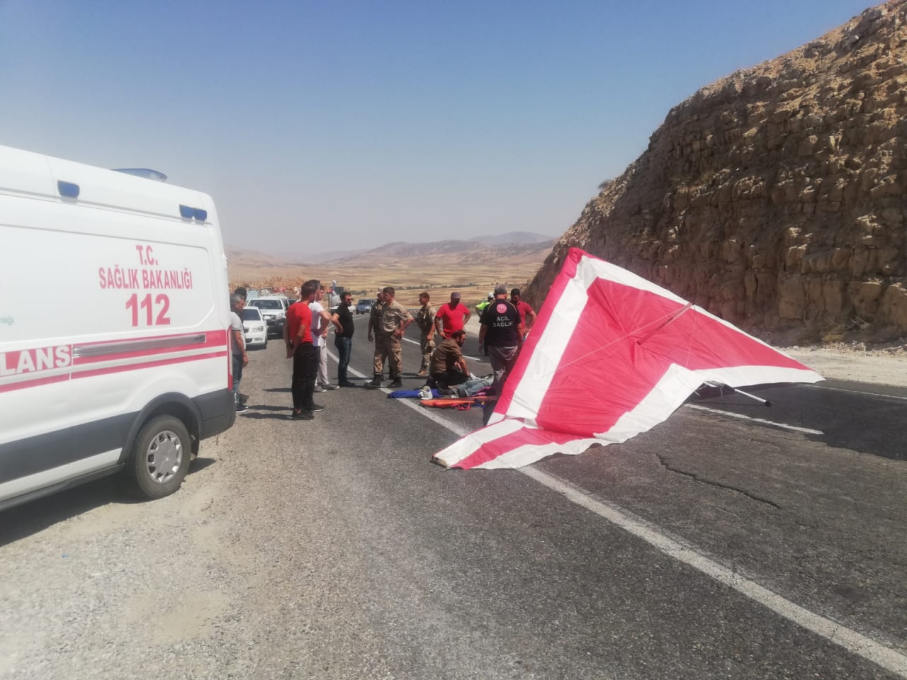 لە قەزای کەرەجەوس لە شاری ئیلهێ لە باکووری کوردستان دوو پەڕەشووتەوان کە دەیانویست لەسەر زەوی بنیشنەوە، کەوتنە خوارەوە و گیانیان لەدەستدا.