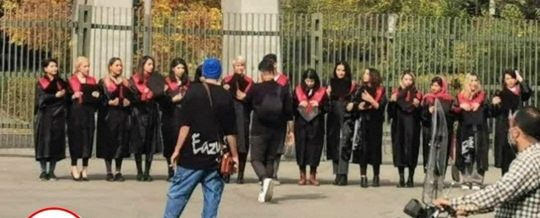 کۆمەلێک لە خوێندکارانی کچ زانکۆی تاران لەچکەکانیان لە سەر داکەناند