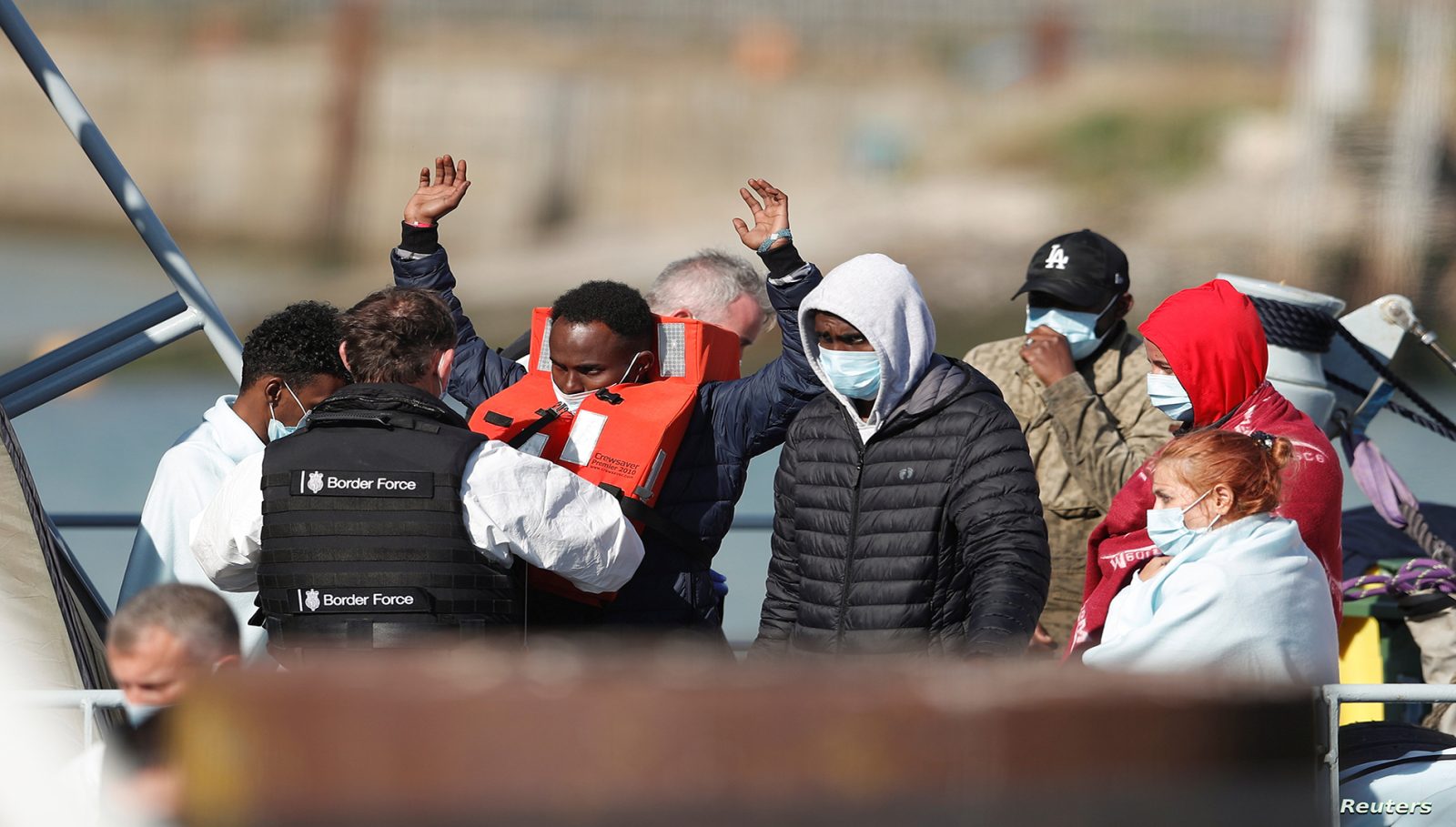 لە ڕۆژێکدا نزیکەی ١٣٠٠ پەنابەر بەرەو سنوورەکانی بەریتانیا چوون