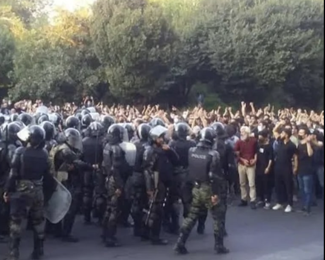 میدیایەکی ئێران؛  لەتاران حەوت پۆلیسی کردووە بەژێرەوە