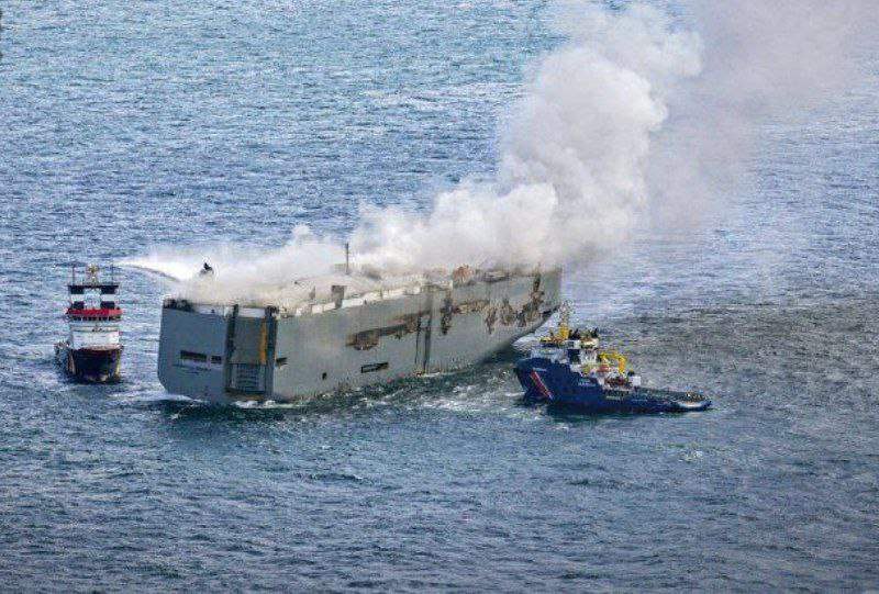 لە کەشتییەکی هۆڵەندی زیاتر لە ٢ هەزار ئۆتۆمبێل سووتا