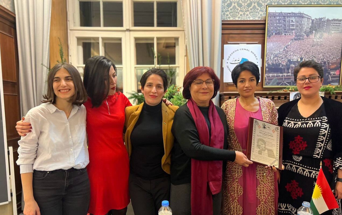 یەکەمین خەڵاتی جەمال نەبەز پێشکەشی زارا محەمەدی کرا