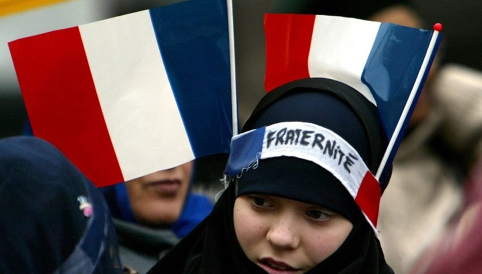 ماکرۆن هۆکاری قەدەغەکردنی پۆشینی عەبا لە وڵاتەکەی ئاشکرا دەکات