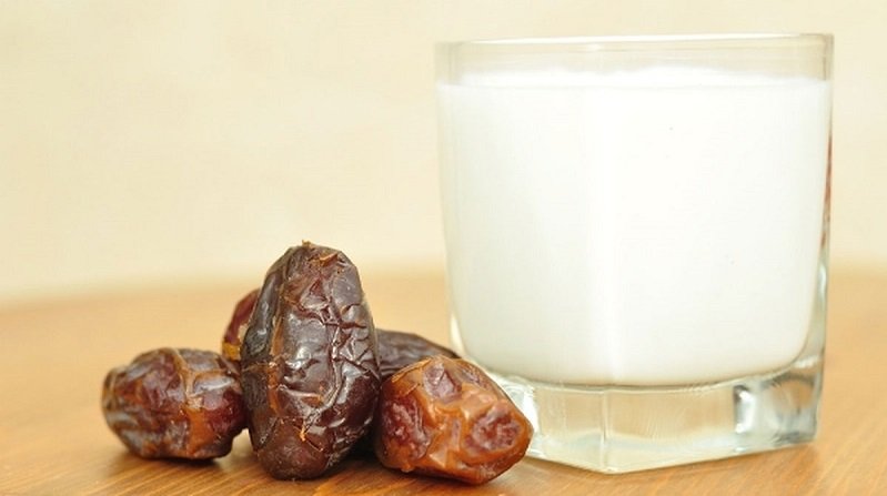 سوودەکانی شیر و خورما پێکەوە لەسەر گەدەی بەتاڵ