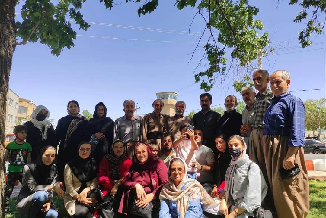 +   ڤیدیۆ   ...     مەحموود ساڵحی و عۆسمان ئیسماعیلی گیراوی سیاسی ڕۆژهەڵاتی لە بەندیخانە ئازاد کران