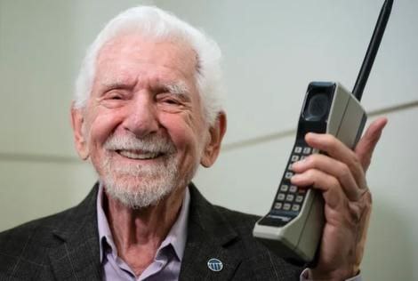 لە داهاتوویەکی نزیکدا شتێک بە ناوی مۆبایل نامێنێت