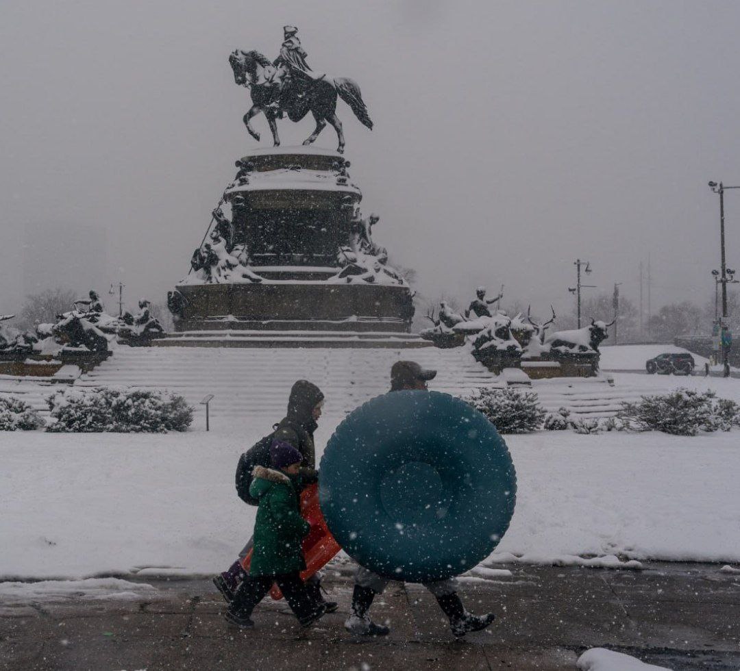 BBC  : لە ئەنجامی زریانی جەمسەری ئەمریکا کە هەفتەی ڕابردوو لەم ووڵاتە دەستی پێکرد، ٨٩ کەس لە پەیوەندی لەگەڵ خراپی کەش و هەوا گیانیان لە دەست داوە.