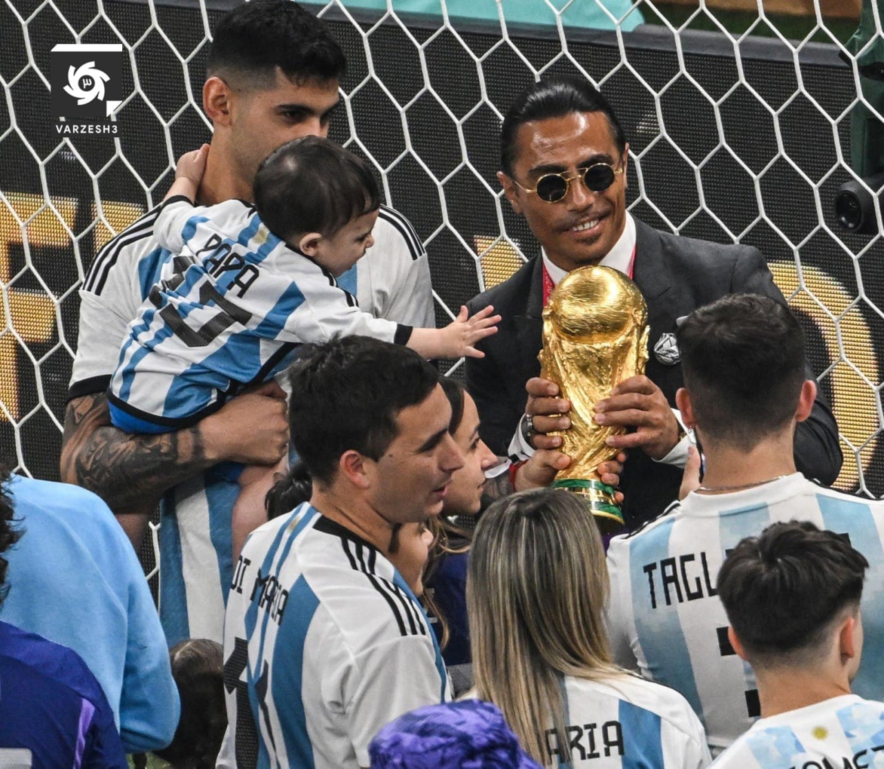 ڕەخنەی تووند بەرامبەر بە ئامادەبوونی نۆسرەتی چێشت لێنەر لە کاتی بەڕێوەچوونی جەژنی کۆتایی یاری جیهانی تۆپی پێ