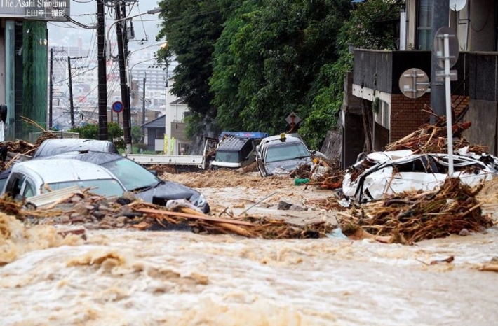 بەهۆی بارانی بەلێزمەوە لە ژاپۆن داوای گواستنەوەی ٣٧٠ هەزار کەس دەکرێت