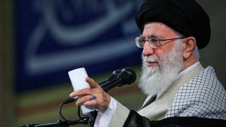 خامنەیی ئێمانۆئێل ماکرۆن بە ساویلکە ناو دەبات و ڕەخنەی تووندی لێدەگرێت