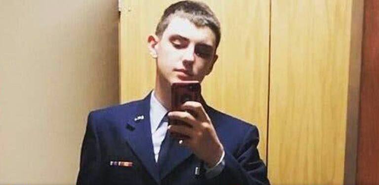 +   ڤیدیۆ  ...  FBI : زانیاری دەری بەڵگەنامە نهێنییەکانی ئەمریکا دەستگیرکرا / پێنتاگۆن: ئەوە کردەوەیەکی تاوانکاری بە ئەنقەست بوو