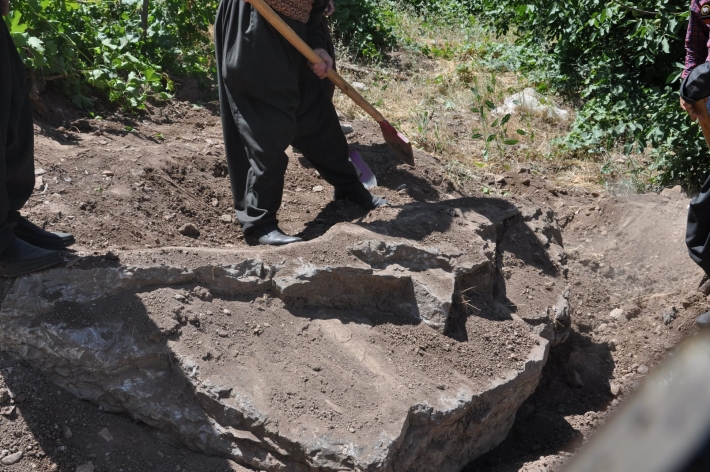 له‌ شارۆچکەیه‌كی سنووری سلێمانی به‌ردێكی مێژووی دۆزرایەوە
