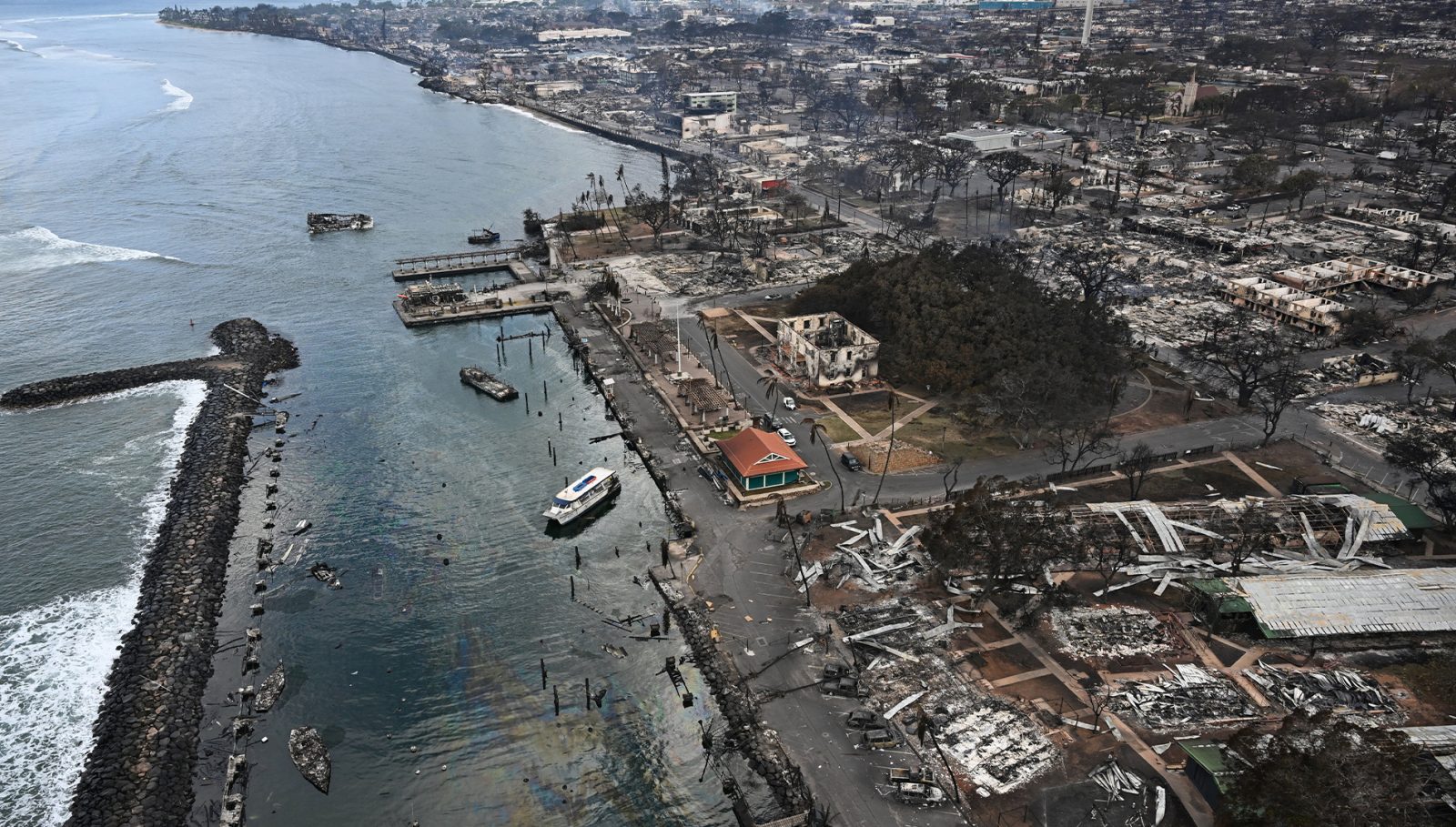 لە ئاگرەکەی هاوای نزیکەی 100 کەس گیانیان لەدەستداوە و زیاتر لە دوو هەزار باڵەخانە وێرانبوون