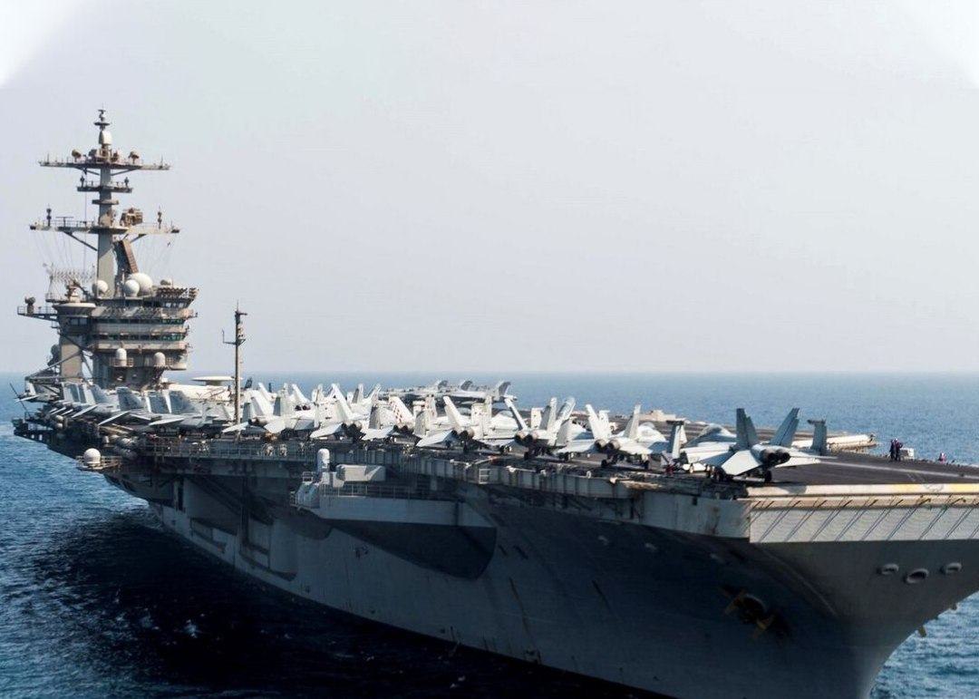 فڕۆکەیەکی شەڕکەری جۆری ئێف-١٨ لە سەر کەشتی فڕۆکە هەڵگری ئەمریکادا تێکشکا