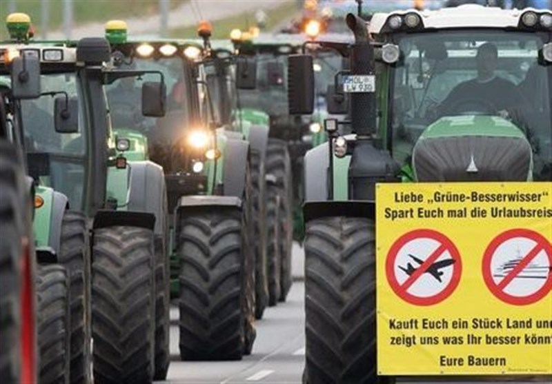 +   ڤیدیۆ   ...   جووتیارانی ئاڵمانی بە خۆپیشاندانی تراکتۆر شەڕ لە دژی حکوومەت ڕادەگەێنن