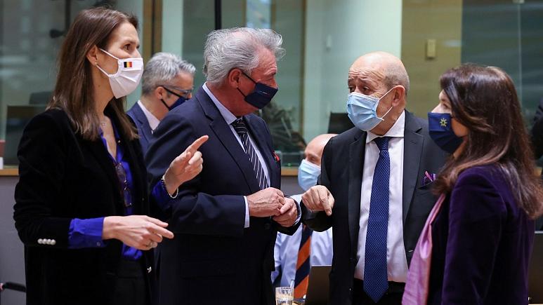 بەپەلە        ...   REUTERS : ڕۆیتەرز : یەکیتی ئەورووپا دوای ٣٠ ساڵ ووڵاتی چین یان ئابڵۆقە و گەمارۆ دا  .