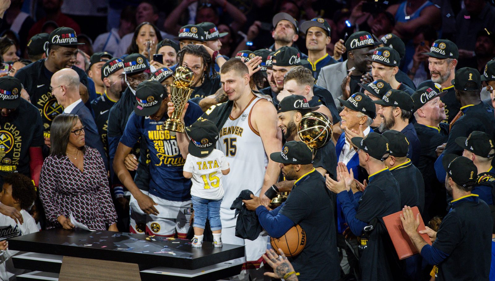 بۆ یەکەمجار لە مێژوویدا ناگێتس پاڵەوانی خولی باسکە ئەمریکایە