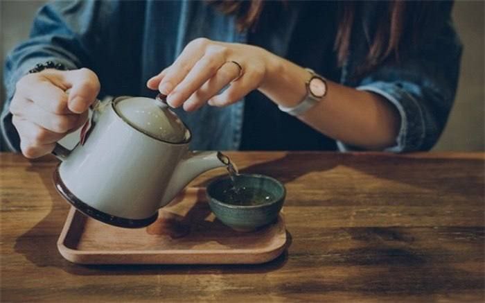 ئەم خواردنەوانە سەرسووڕهێنەر کاردەکەن بۆ ئارامکردنەوەی قورگ ئێشە