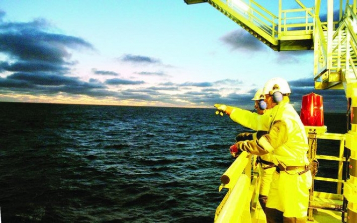 به‌هۆی پێكدادانی دوو كه‌شتی ٤٠٠ ته‌ن نه‌وتی خاو رژایه‌ ناو ده‌ریای زه‌رد