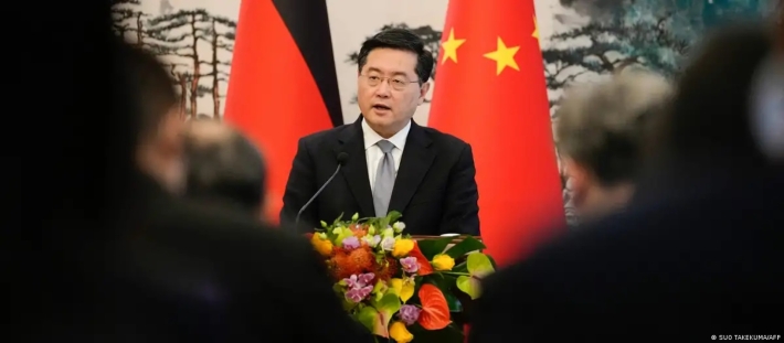 وەزیری دەرەوەی چین لە پۆستەکەی دوورخرایەوە