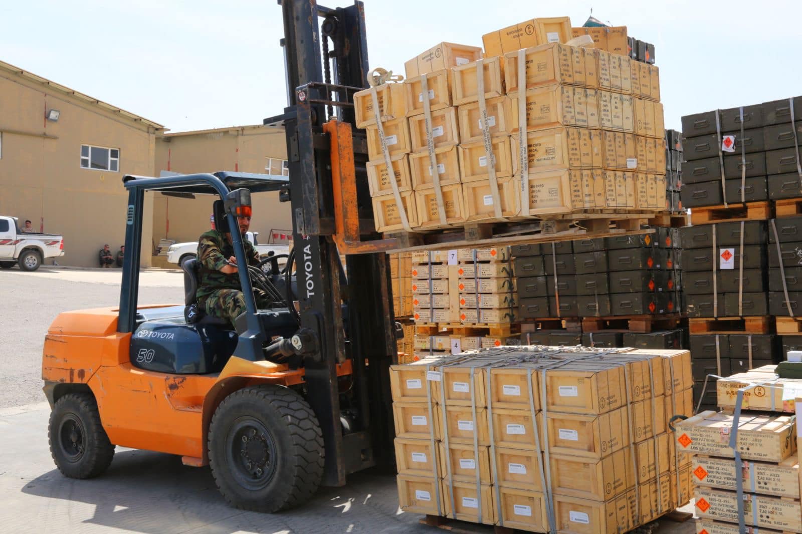 +   وێنە     ...   هاوپەیمانان گوژمەیەک پارە، بۆ مووچەی مانگانەی پێشمەرگەی لیواکانی پیادەی وەزارەتی پێشمەرگە و چەک و تەقەمەنی و کەرەستە و کەل و پەلی شەڕکردن دەنێرن