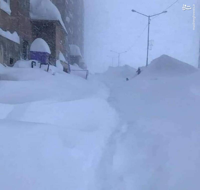 بەرزی بەفر لە ناوچەیەکی ڕووسیا گەیشتووەتە نهۆمی دووهەمی باڵەخانەکان