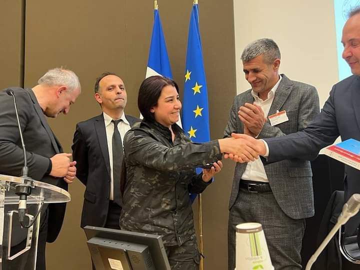 خەڵاتی ژنی فەڕەنسا پێشکەش بە نەسرین عەبدۆڵڵا فەرماندەی گشتی هێزەکانی یەپەژە کرا