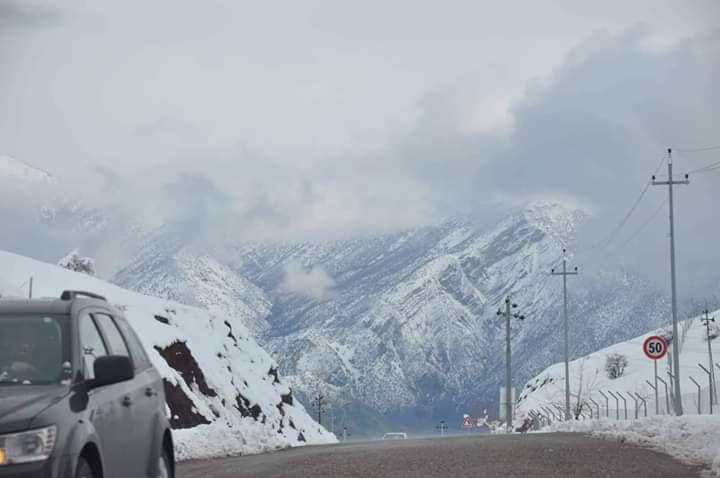 بەپەلە  ...  تا ئەم ساتە وەختە زیاتر لە ١١ سانتیمەتر بەفر باریوە و بەردەوامی دەبێت