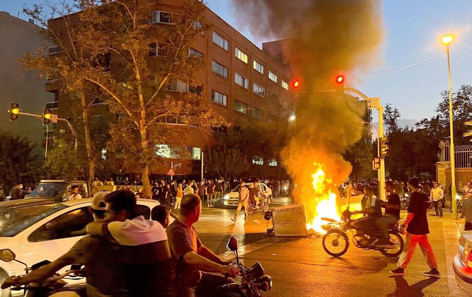 هێزەکانی ڕێژیم لەسەر بینای شارەداری شاری مەهاباد تەقە لە خەڵکی ناڕازی دەکەن