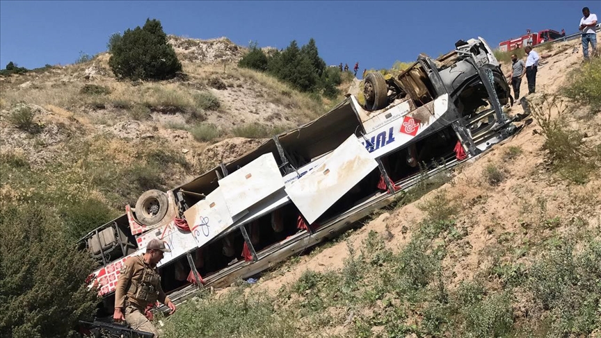 تورکیا/ پاسێك لە بەرزایی 50 مەتر كەوتە خوارەوە و 29 کەس بوونە قوربانی