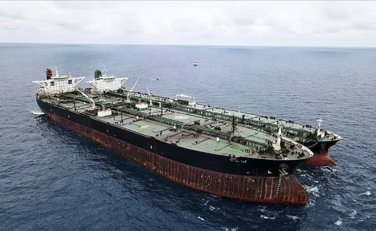 Daily Mail : کەشتییە نەوتهەڵگرەکانی ڕێژیمی ئێران بە قاچاخ نەوت بۆ ووڵاتی چین دەبەن