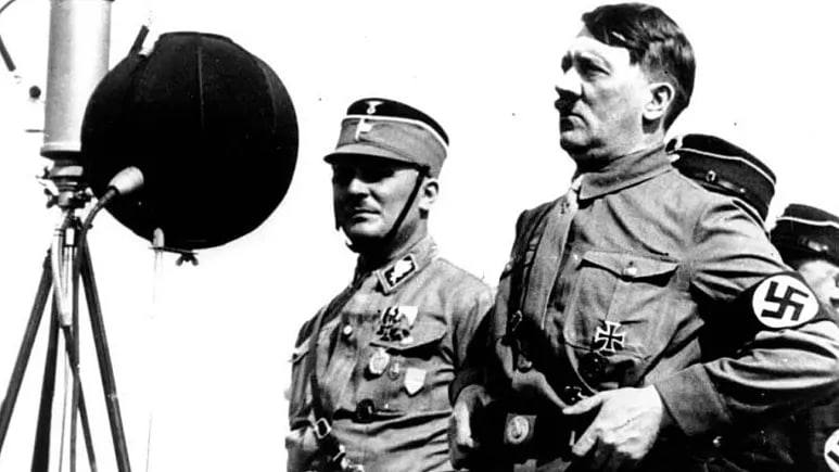 بە هۆی بڵاوکردنەوەی دەنگی هیتلەر لە بڵندگۆی شەمەندەفەرێکەوە لە نەمسا ؛ دوو تۆمەتبار دەستنیشانکران