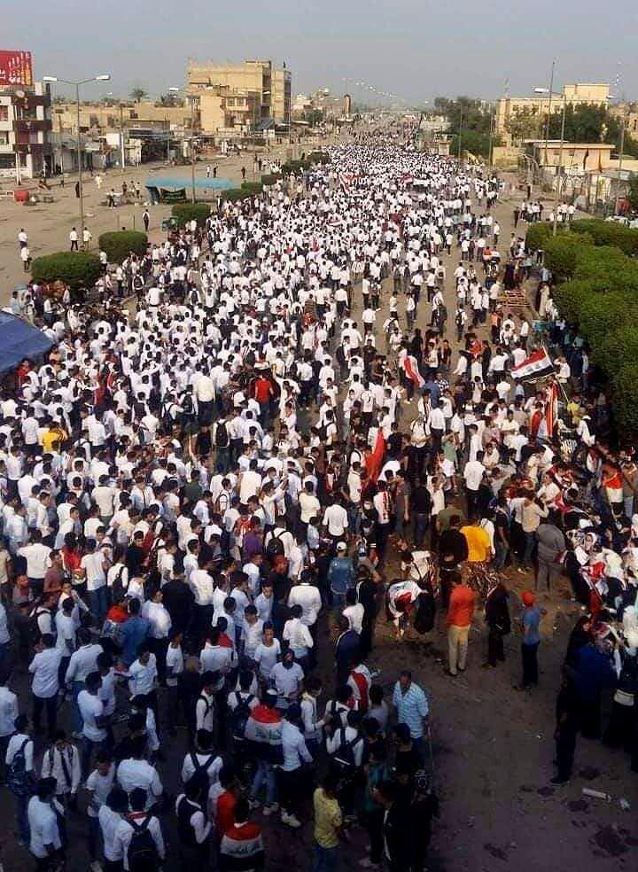 خەڵکی ڕاپەڕیو و ناڕازی عێراق جارێکی بە لەبەر کردنی جلی سپی ڕژانە سەر شەقام لە دژی ئێران