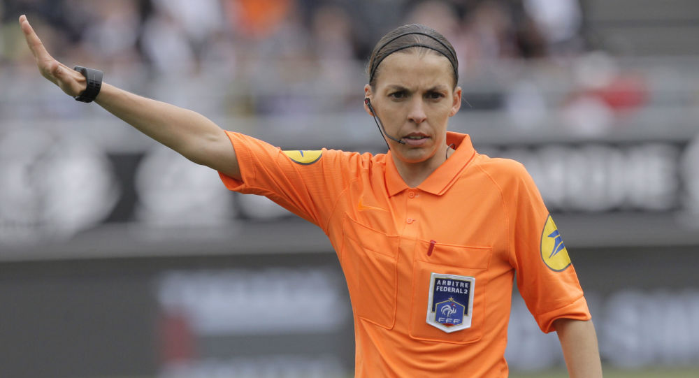 بۆ یەکەمین جار لە مێژوودا ، ژنێک وەکوو داوەری سەرەکی بۆ لیگی قارەمانیەتی پیاوان هەڵبژێردرا